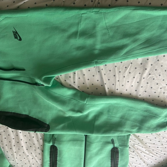Nike Mens Mint Green Fleece Jogger and sweater set with Black Logo - Picture 2 of 5